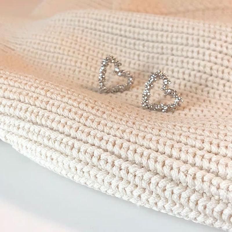 Блестящие серебряные полые серьги Love. Маленькие, простые и изысканные серьги в форме сердца.