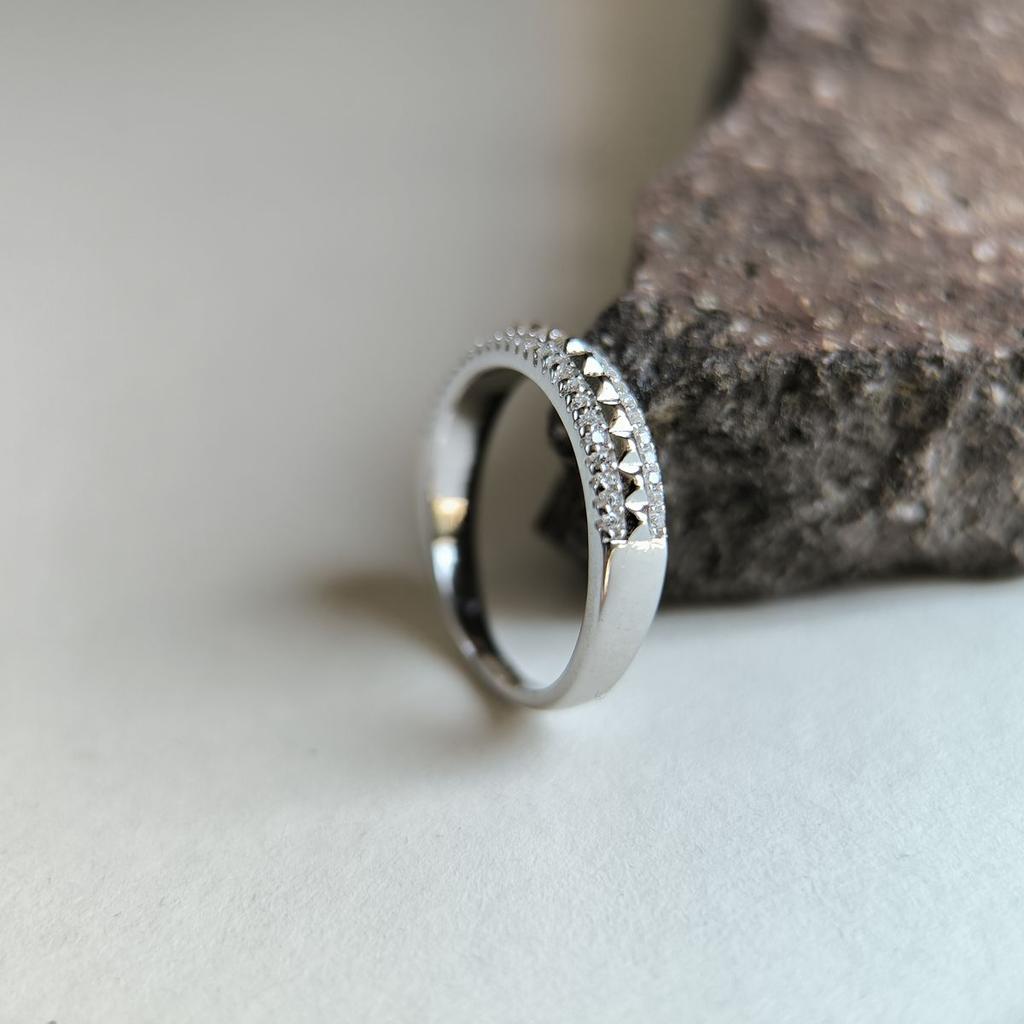 Серебряное кольцо с фианитами, вес изделия 2,82 гр (2184287)