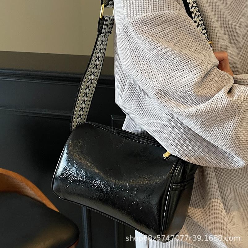 Retro Pillow Bag Women's 2025 New Fashion and Versatile Cylinder Crossbody Bag High-end Casual One-shoulder Armpit Women's Bag