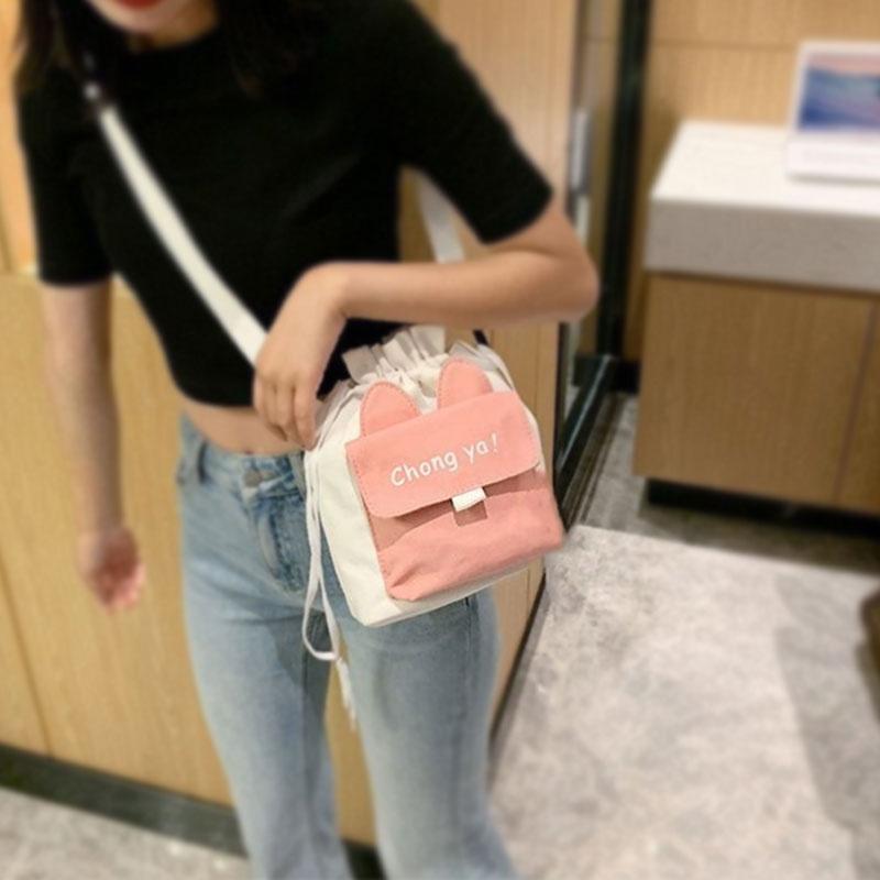 Стильная холщовая сумка через плечо с милыми значками в виде кролика и морковки, доступная в нескольких цветах