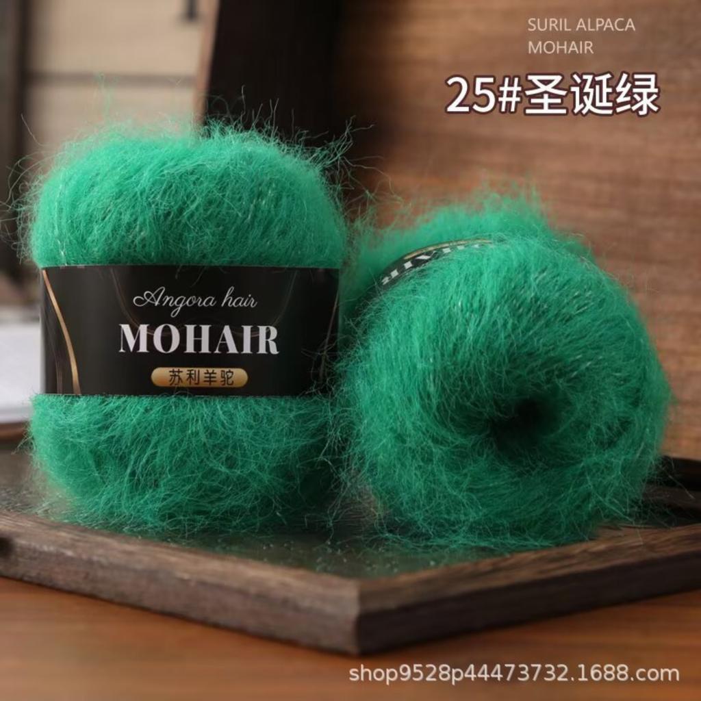 Вязаные вручную шерстяные шапки и шарфы с использованием мотков пряжи