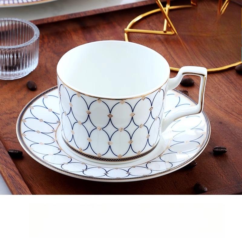 Кофейная чашка и блюдце класса люкс с ложкой, фарфоровая чайная чашка из костяного фарфора с золотой отделкой, 250 мл фарфоровая кофейная кружка с ручкой