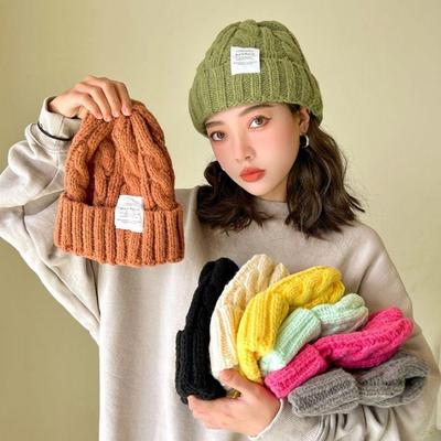 Женская зимняя короткая модная шапка-бини с косами