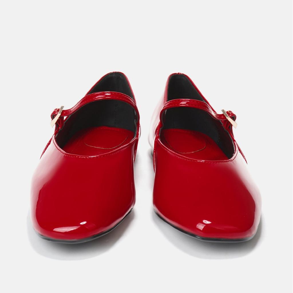 Одна туфля, красные лакированные туфли «Мэри Джейн», туфли с круглым носком и неглубоким горлом, французские балетки на плоской подошве с пряжкой в виде одного слова