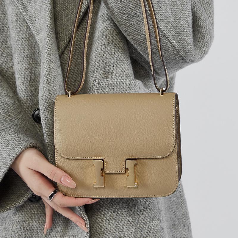 "2024 Кожаная сумка через плечо Kangkang с пряжкой H-образной формы: Модная, натуральная коровья кожа, универсальный дизайн на одно плечо.