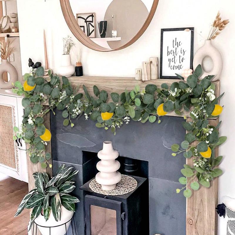 Искусственные имитации зеленых растений, таких как листья эвкалипта, лимонные лозы и лианы, подвешиваются для домашнего и уличного украшения.