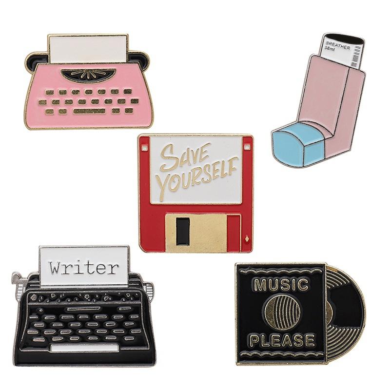 USB-флешка Виниловая пластинка Типографская машинка Эмалевый значок Брошь Мультяшный Женщины Мужчины Джинсовые куртки Значки на лацкан Рюкзак Значки Дети Мода