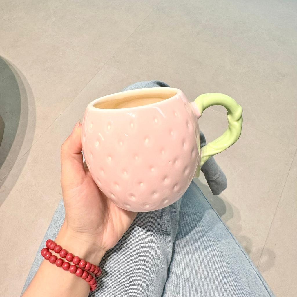 Кружка с клубникой и крышкой, высококачественная креативная чашка, керамическая кружка для воды, нишевый дизайн, подарок на день рождения, сувенир