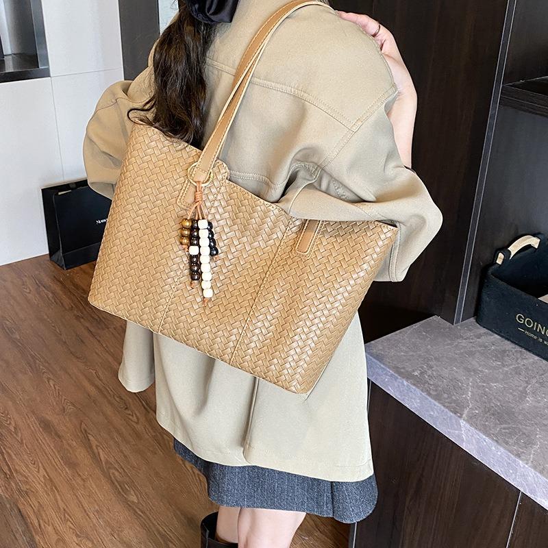 Вместительная ретро-сумка женская осенне-зимняя новая повседневная на плечо подмышку сумка-тоут для通勤