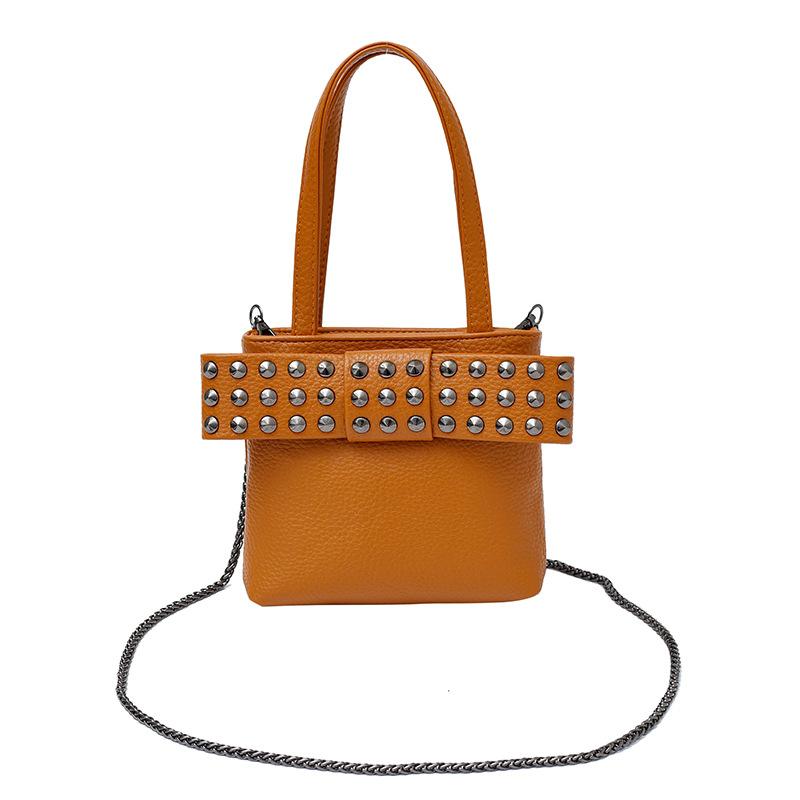 Сумки персонализированная заклепка маленькая сумка 2025 новая европейская и американская панк-стиль женская сумка-мессенджер на цепочке маленькая квадратная сумка
