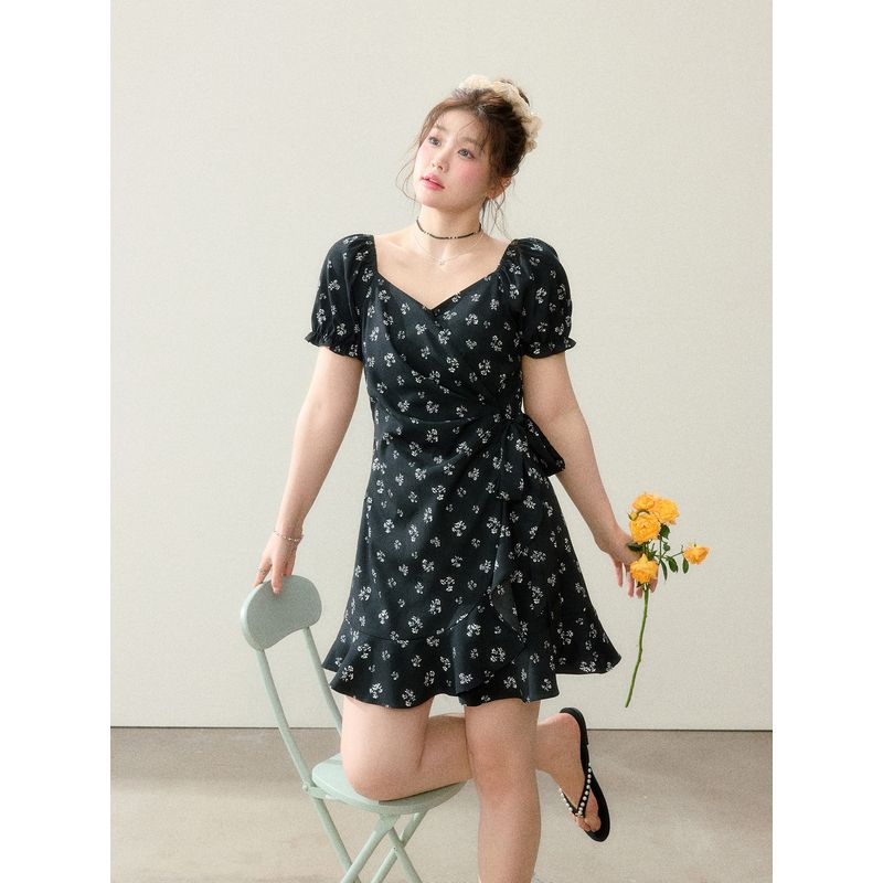 Clothing for Adults, New Style Dress for Slightly Chubby Women, Slimming Effect, Beach Vacation Style, Black Floral Dress with a Sense of Design