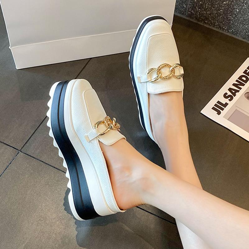 Модные женские туфли-мюли на танкетке с металлической цепочкой 2024 года, летние тапочки на толстой платформе, женские повседневные мокасины из искусственной кожи с толстой подошвой, большие размеры