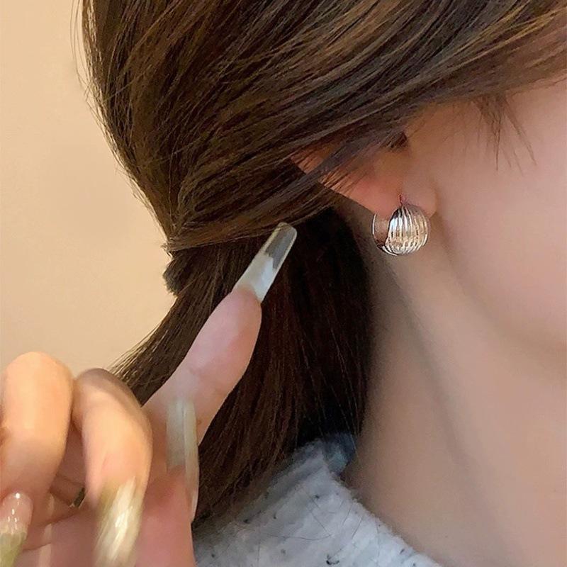 Luguang Золотые серьги-шарики Женские металлические полосатые ретро круглые серьги-гвоздики Простые серьги в стиле холодного ветра