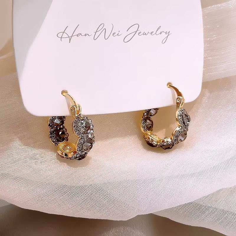 Винтажные роскошные серьги с черными бриллиантами. Универсальные и изысканные серьги с бриллиантами.