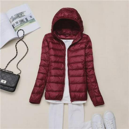 Женская легкая хлопковая куртка-пуховик с капюшоном — облегающий крой, большой размер, короткий стиль на осень и зиму 2022 г.