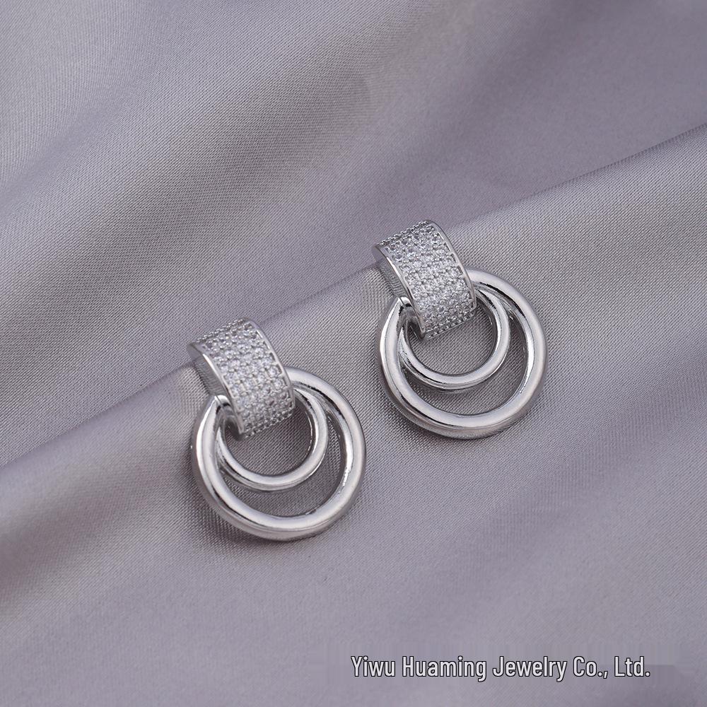 Французские серьги-пусеты с цирконами и бриллиантами в стиле легкой роскоши - Универсальные и трендовые стили