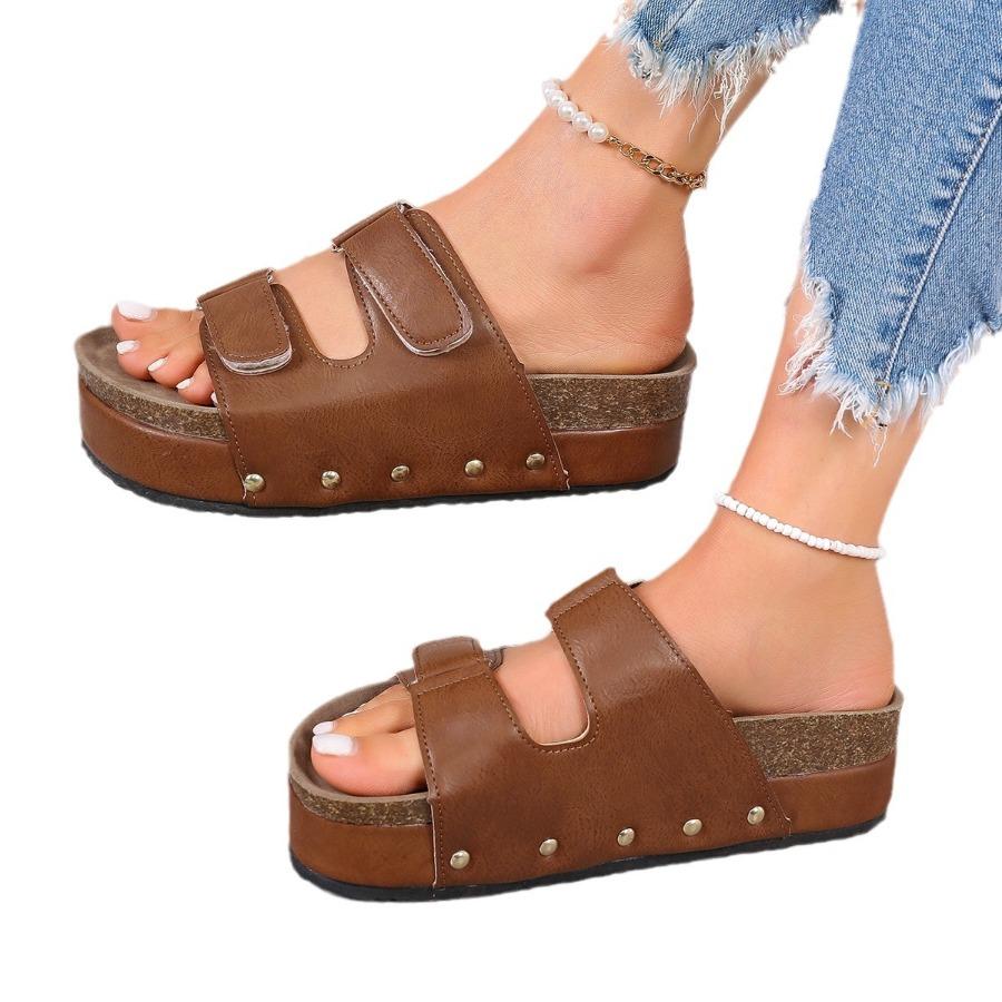 2025 Лето Новое поступление Мода Массивная платформа Женские сандалии с двойной пряжкой и заклепками Пляжные сандалии Горячий товар Дышащие