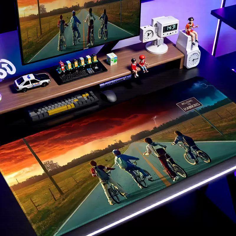 Кожаный коврик для мыши Stranger Things Маленький Большой Кадр из Фильма Настольный коврик для общежития Киберспорт Противоскользящий коврик для мыши и клавиатуры Персонализированный Креативный настольный коврик