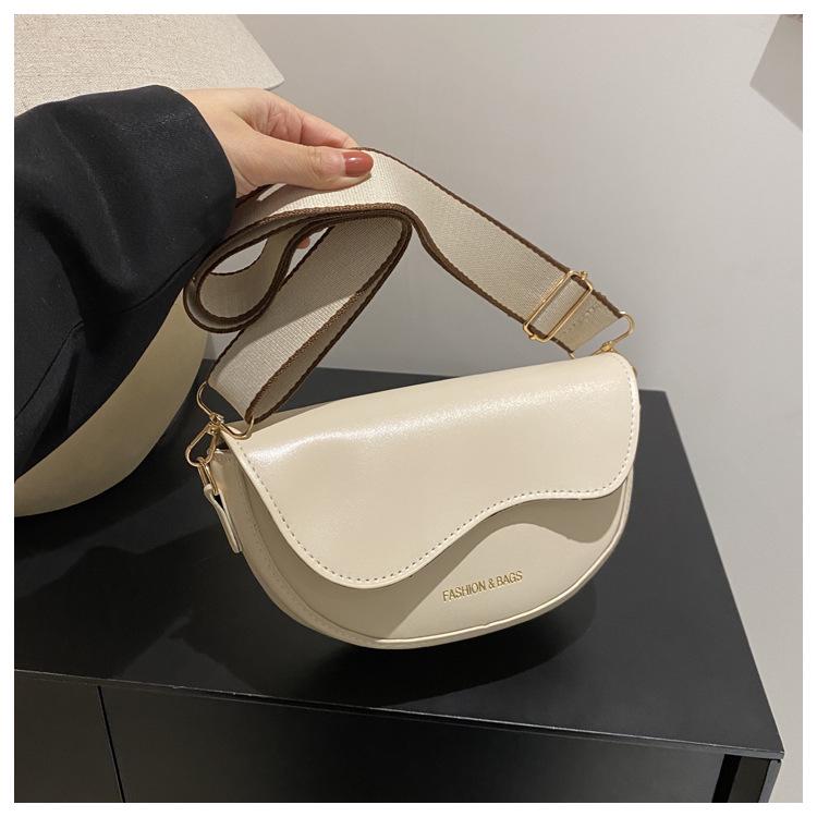 Женская стильная полукруглая сумка-седло с широким ремнем - тренд 2024 года, кроссбоди