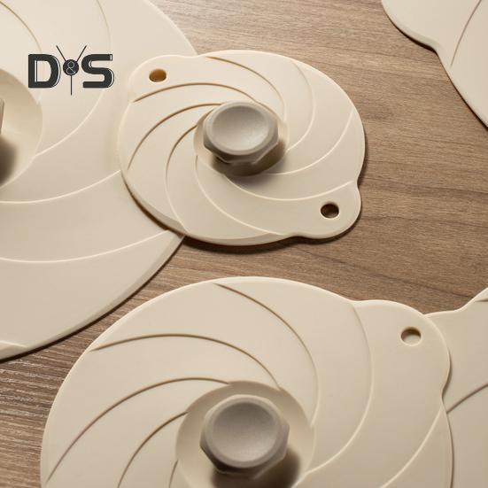 Простая в использовании крышка для защиты от разливов. Термостойкая, удобная крышка для сохранения свежести пищевого качества.