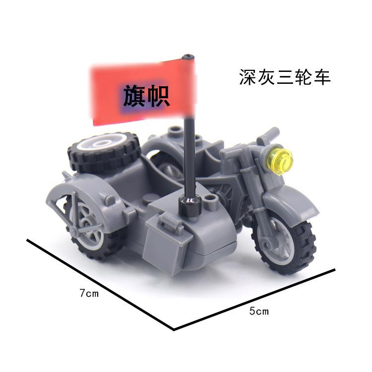 Кукольная военная сцена с разноцветным трехколесным мотоциклом серии Собранный строительный блок