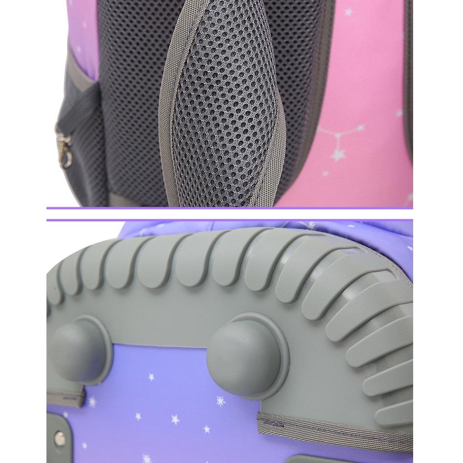 Школьники переносят и тянут ранцы на тележке двойного назначения с колесами, на которых можно подниматься по лестнице.