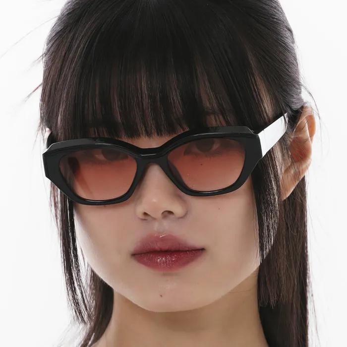 Geek Chic Квадратные СОЛНЦЕ Черно-Розовые