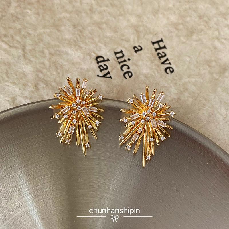 New fashion zircon fireworks without earrings, real gold electroplating temperament ear clips, light luxury and high-end summer earrings.