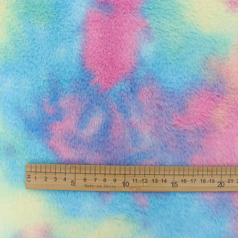 Ткань из бархата с радужным градиентом и имитацией кроличьей шерсти с фантазийными цветами