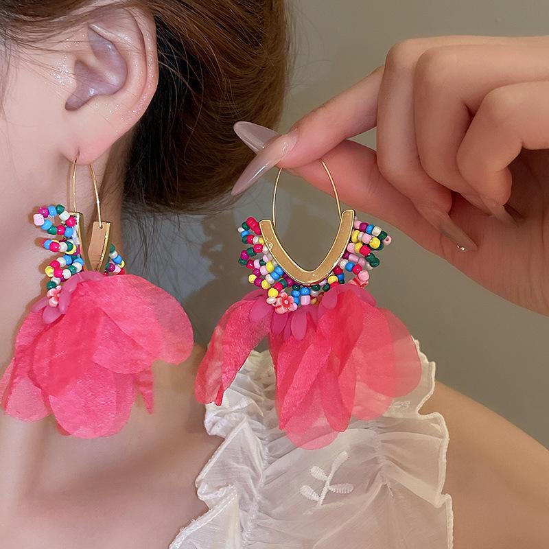 Богемные розовые серьги-кисточки с цветком из бисера и жемчуга