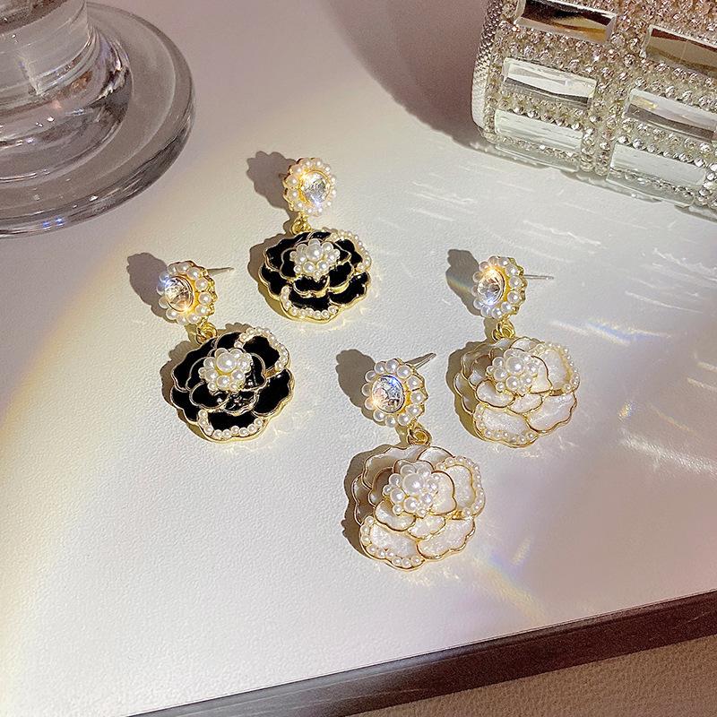 Элегантные серьги с жемчужно-белой камелией, темпераментная личность, черные серьги с камелией для женщин