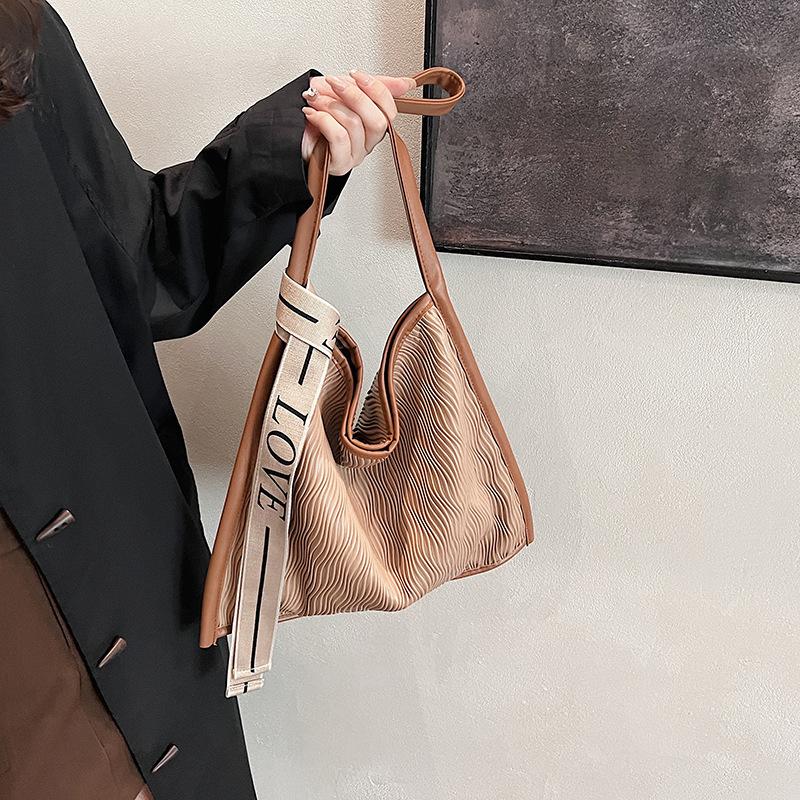 Модная плиссированная сумка большой вместимости женская 2025 новая универсальная сумка через плечо высококачественная текстура простая деловая сумка-тоут
