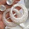 Серьги-кольца из белой смолы в гонконгском стиле с полым дизайном