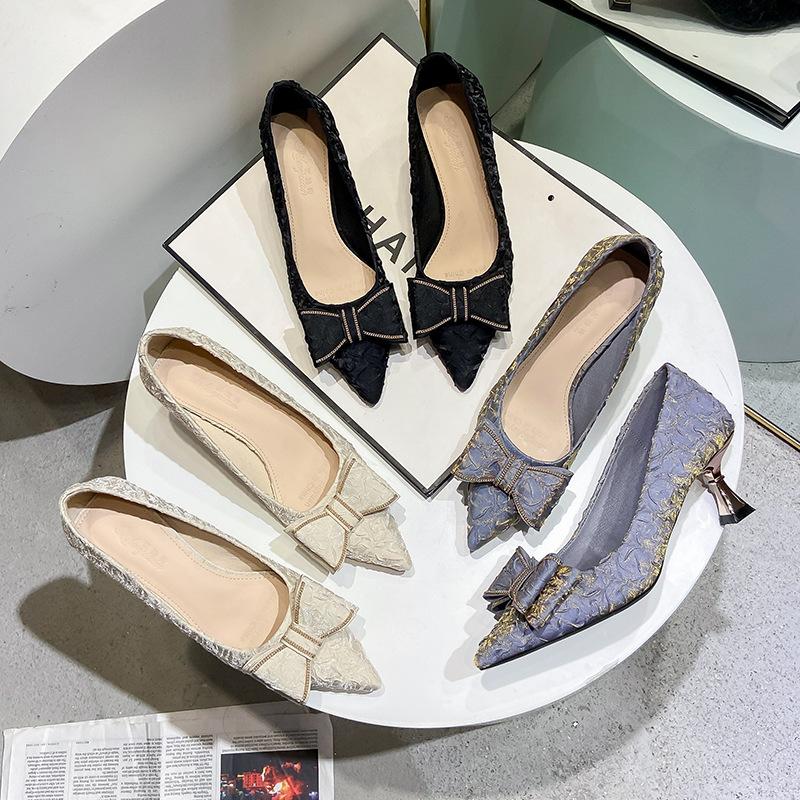 Туфли-лодочки и туфли-лодочки на низком каблуке для женской коллекции 2025 года, новые туфли с острым носком и высоким каблуком с легким вырезом, корейская версия темпераментных туфель-лодочек на низком каблуке