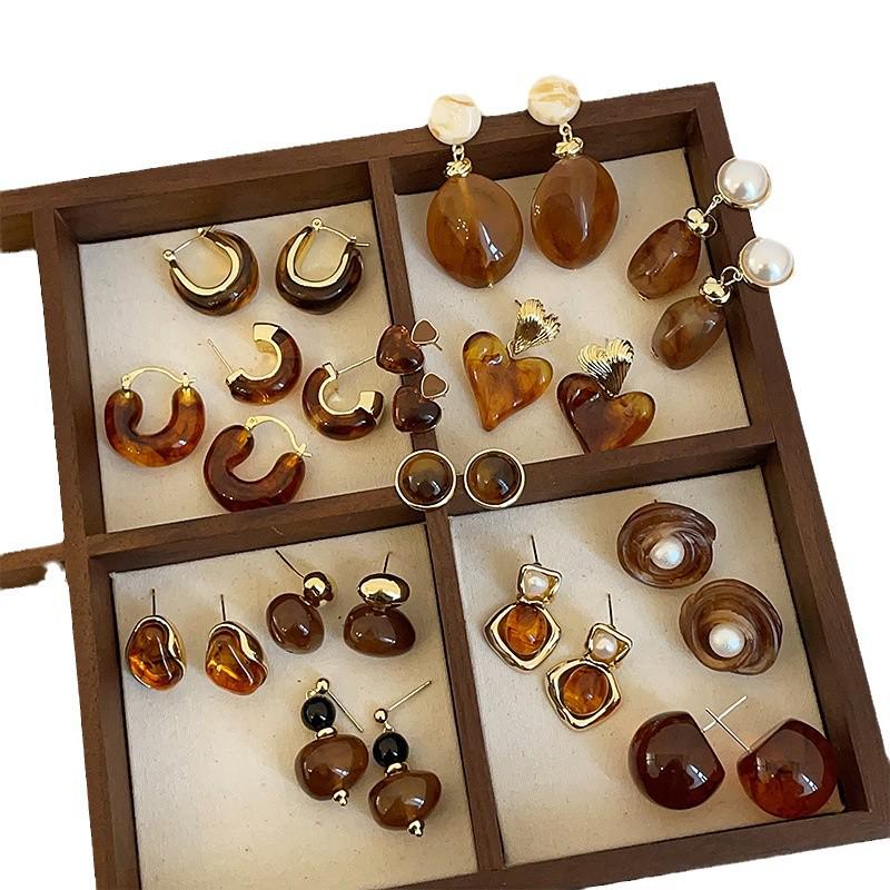 Изысканные серьги-пусеты из коричневой смолы Maelard для женщин: Высококлассные, модные и универсальные осенне-зимние аксессуары для ушей