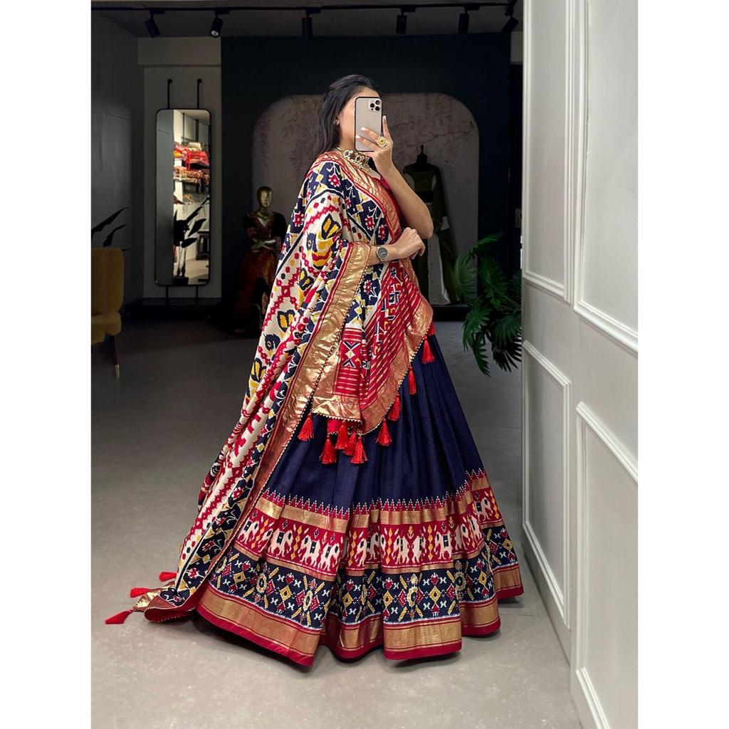 Лехенга Чоли Представляем идеально сбалансированную лехенгу из шелка туссар для праздничного сезона, чтобы очаровать ваш образ.