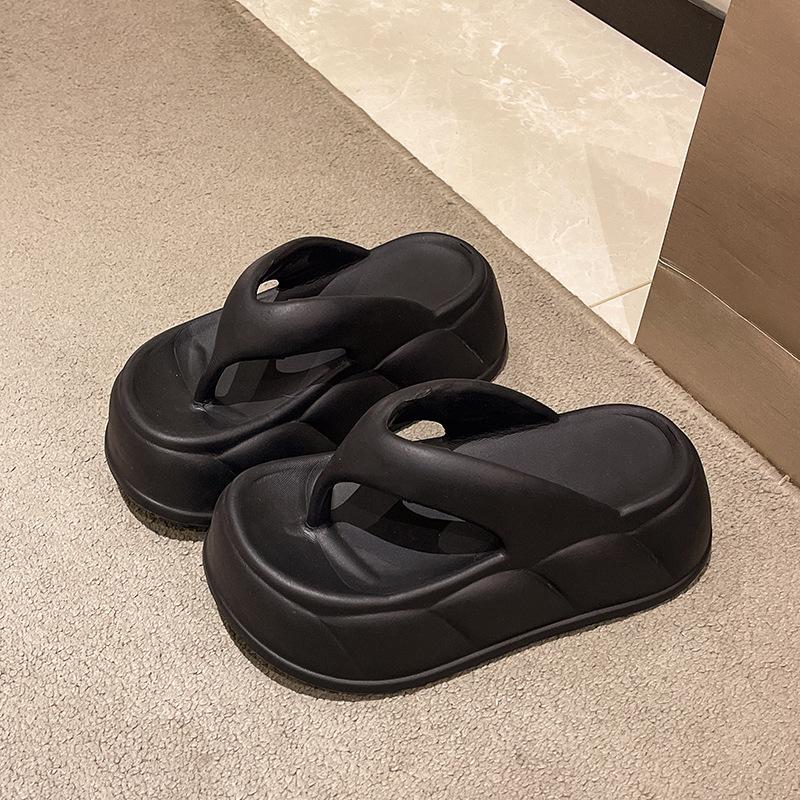 Новые шлепанцы на толстой подошве женские летние модные универсальные пляжные крутые тапочки для улицы