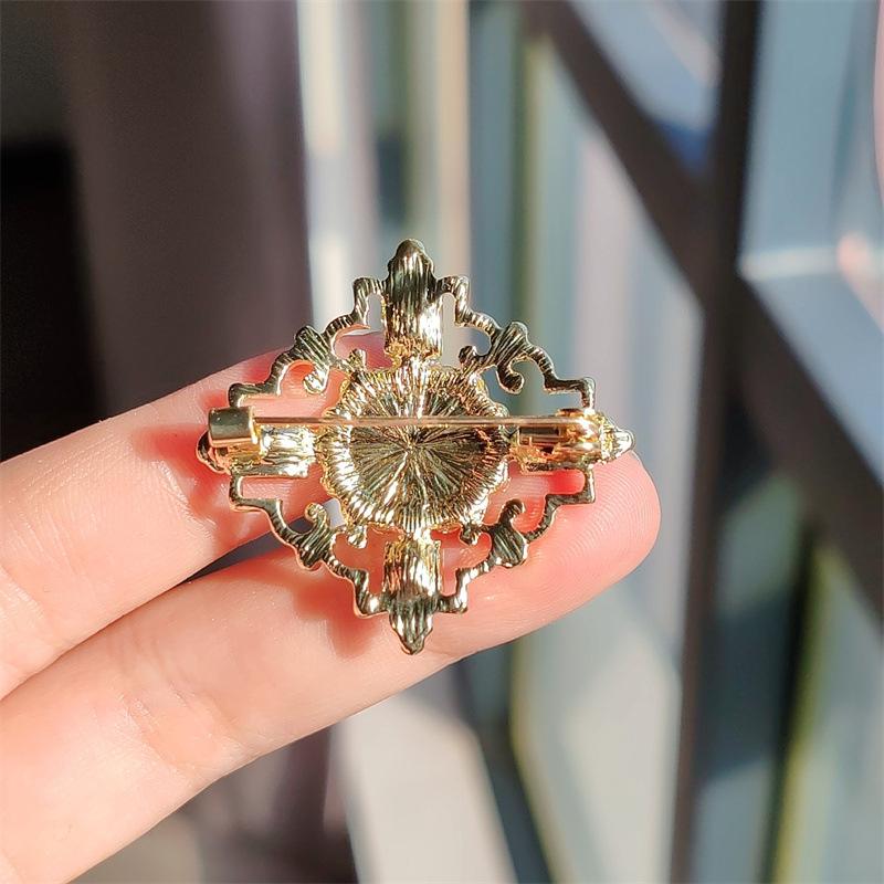 Baroque Court Pearl Green Hollow Gemstone Brooch, Retro Corsage Men's and Women's Clothing Pins