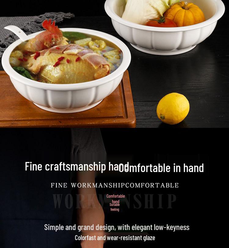 Большая чисто-белая керамическая суповая тарелка для дома или ресторана.