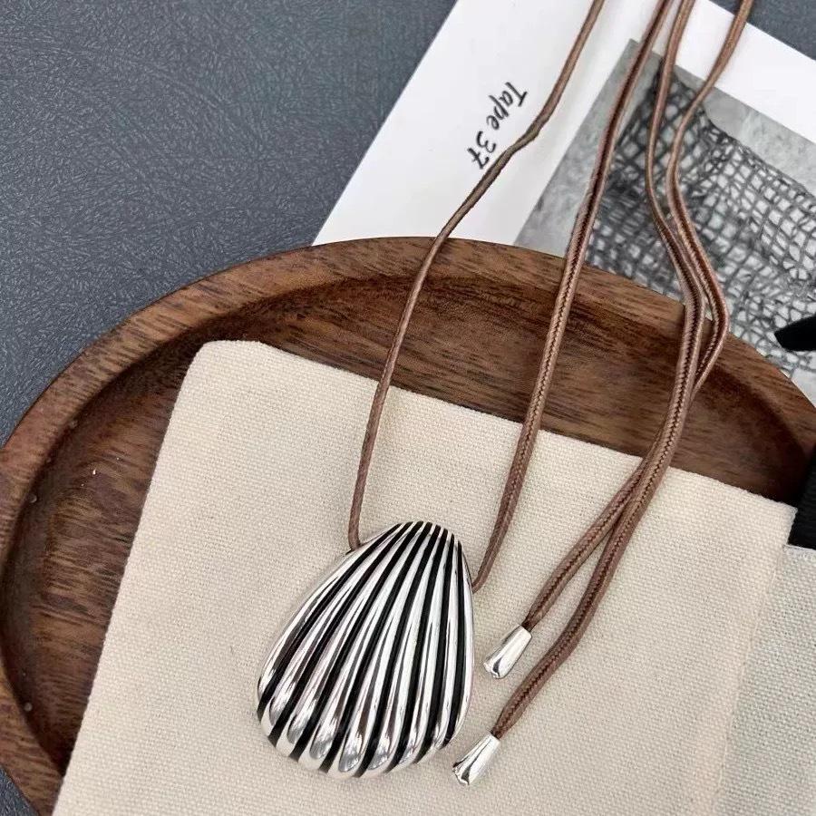 Buh* Высокая мода Ожерелье из ракушек: Серебряный состаренный кулон в виде ракушки на регулируемом коричневом шнурке