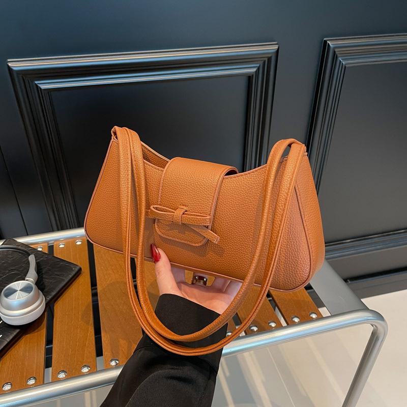 Повседневная нишевая дизайнерская сумка-подмышка женская новая модная темпераментная通勤 текстурная персонализированная сумка-полумесяц