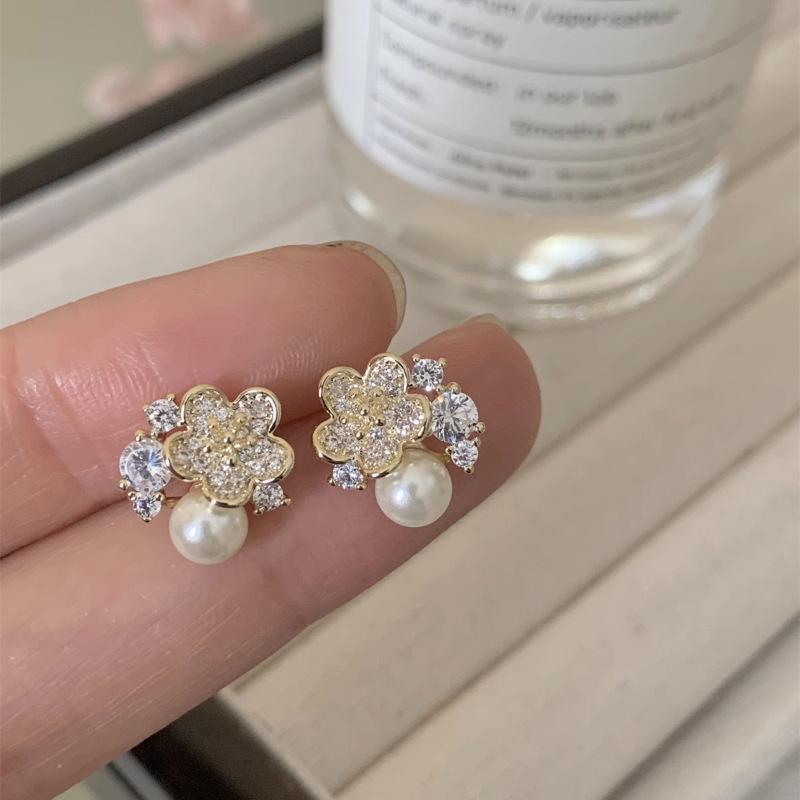 Korean version niche design zircon flower pearl stud earrings femininity gentle earrings small versatile high-end earrings