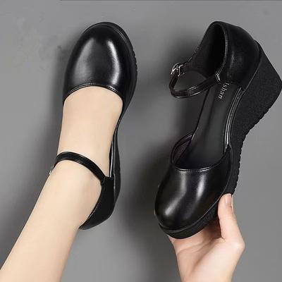 Мама среднего возраста носит модные туфли-лодочки на одной пуговице, высококачественную офисную обувь, кожаные туфли, модные мягкие дышащие весенне-летние сандалии