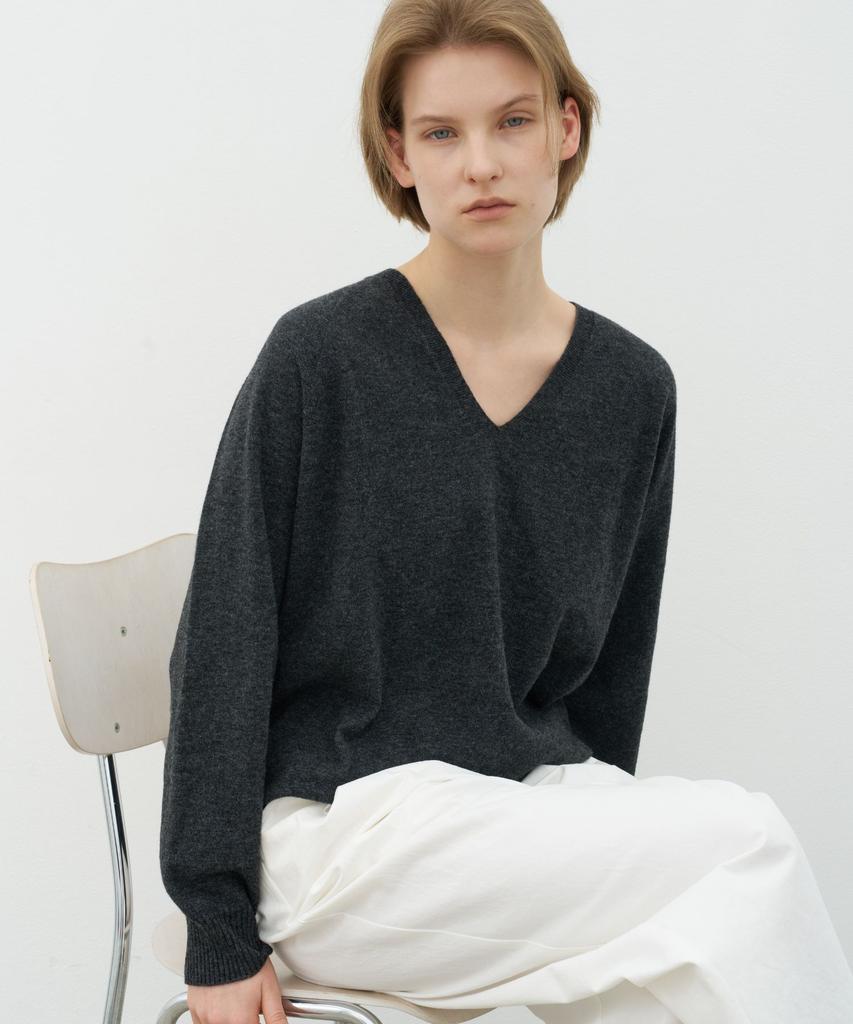 NOV Cashmere Holga V-Neck Knit_Charcoal
