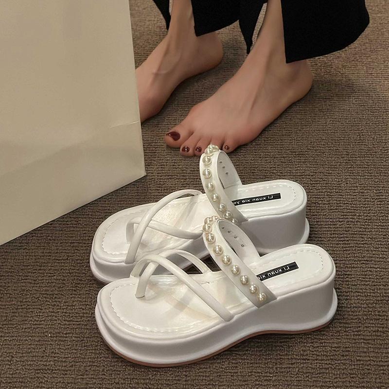 Французские тапочки с жемчужным носком женские 2024 новый стиль феи модные и удобные для отдыха на пляже ниша одно слово перетаскивание