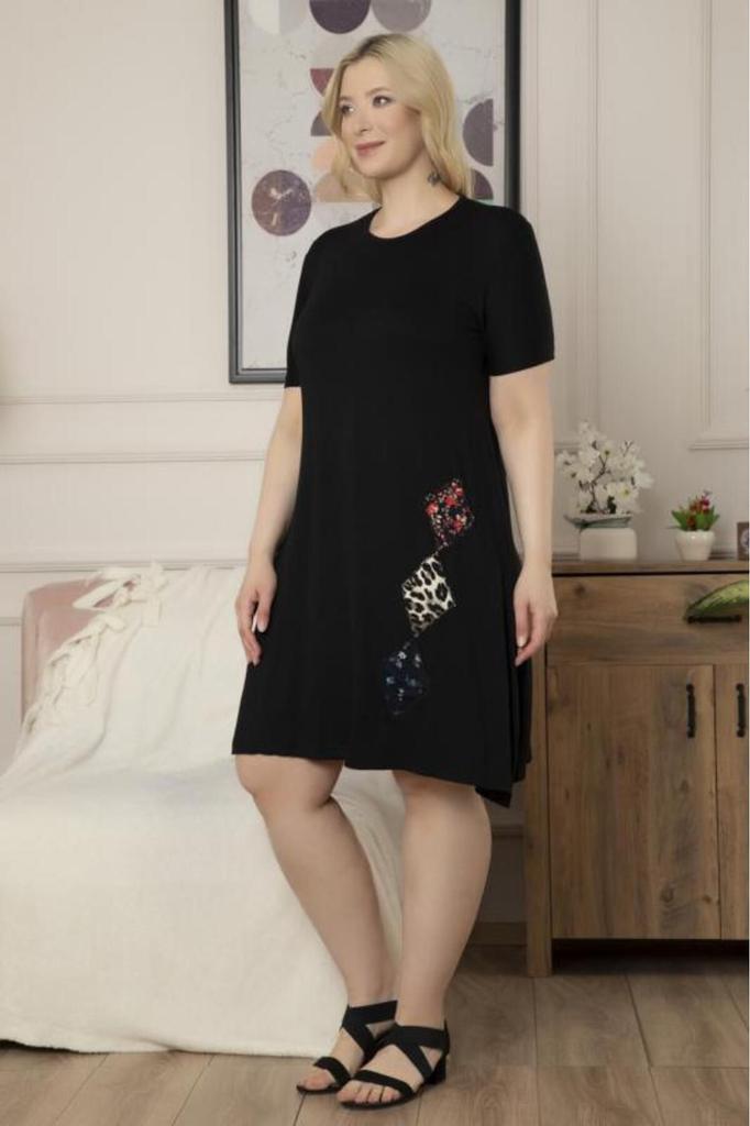 Женское платье большого размера. Черное платье миди больших размеров с узором в стиле пэчворк.