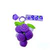 Вязаный крючком брелок-шарм в виде винограда ручной работы из полузрелой и полностью зрелой пряжи фиолетового цвета