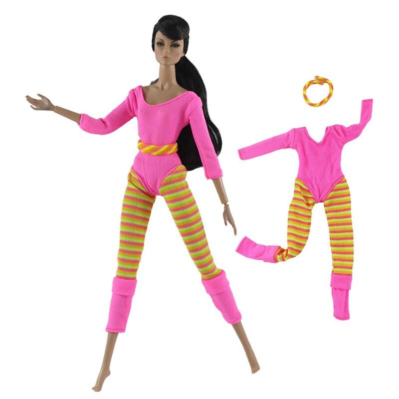 Яркие спортивные костюмы для куклы Барби
