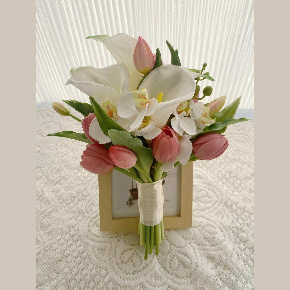 Корейский свадебный букет из тюльпанов и калл для свадебной фотосессии