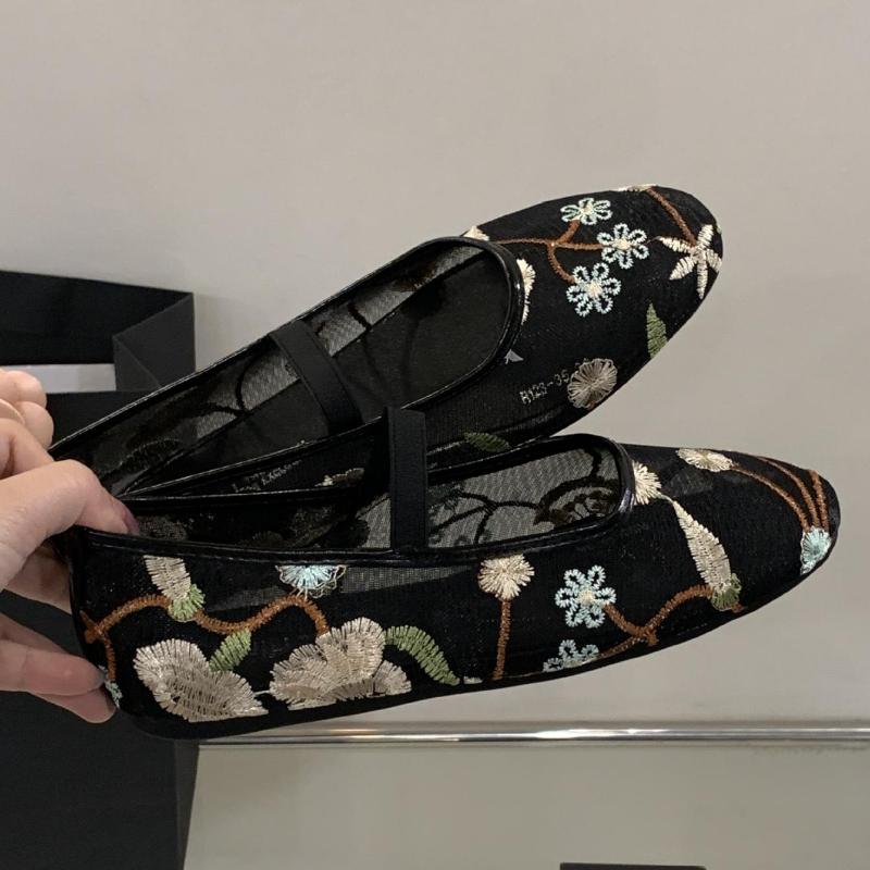 Лето 2025 Новые балетки Мягкая подошва Сетчатые дышащие сандалии Вышивка Цветочный узор Круглый носок Мюли Одинарная обувь Женские балетки